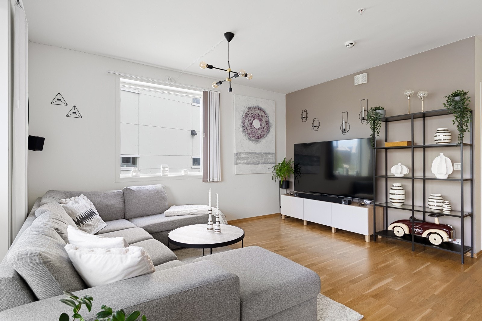 Romslig stue med store vindusflater bidrar til en god atmosfære i rommet. Galleribilde