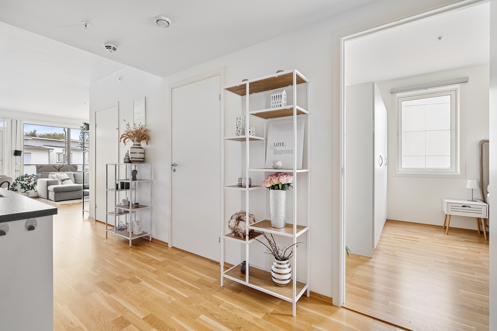 Parkett på gulv og lysmalte vegger. Galleribilde