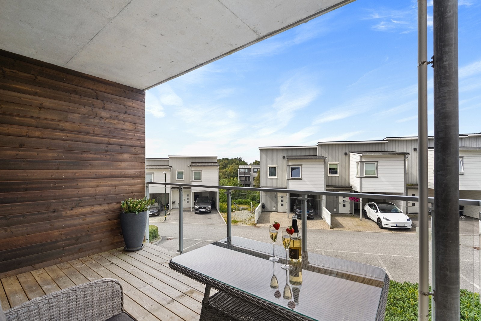 Overbygget balkong med plass til utemøbler og grill. Galleribilde