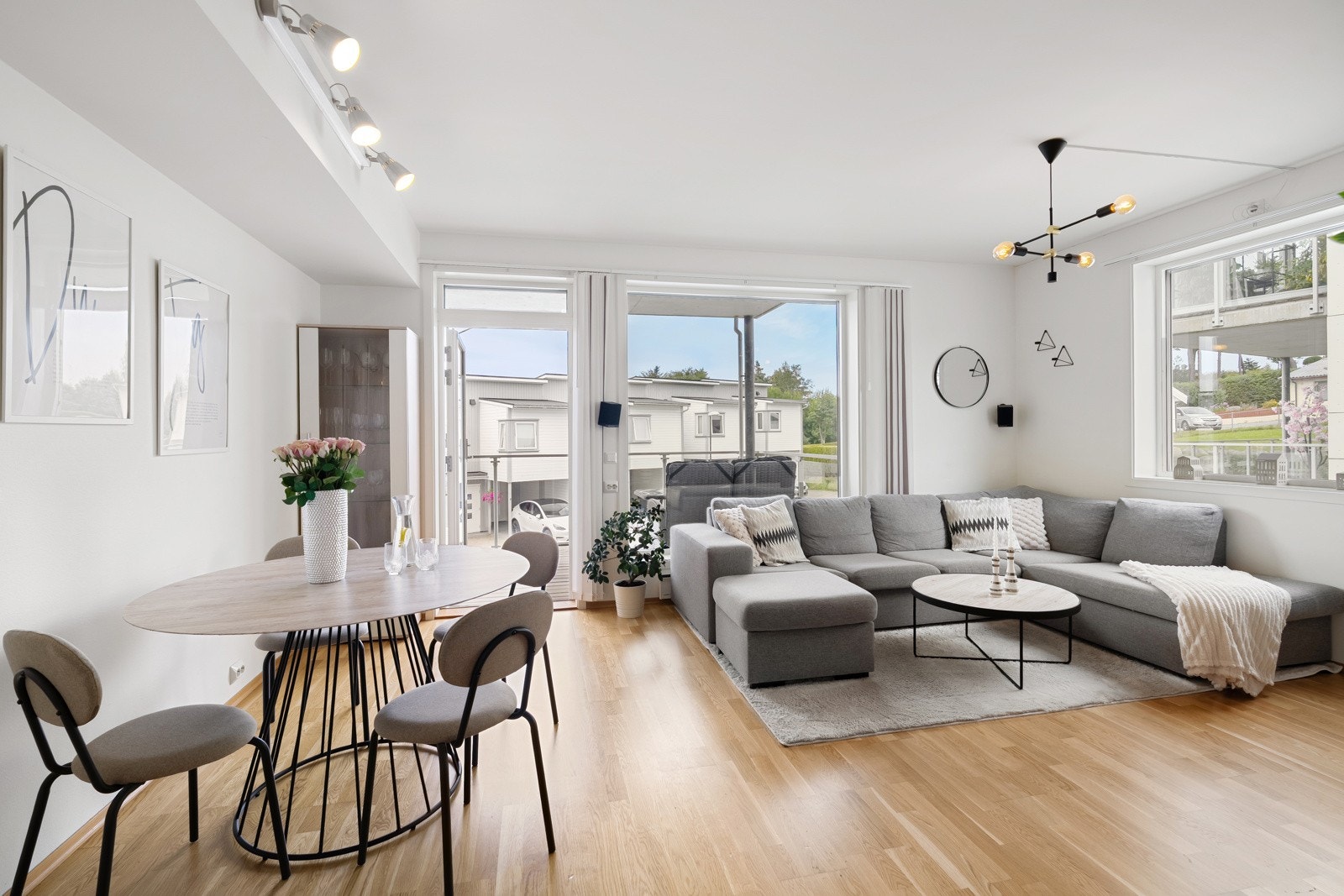 Stephan Erichsen og Adrian Marthinsen v/ Proaktiv Eiendomsmegling Sola har gleden av å presentere Risaberg terrasse 82 for salg. Galleribilde