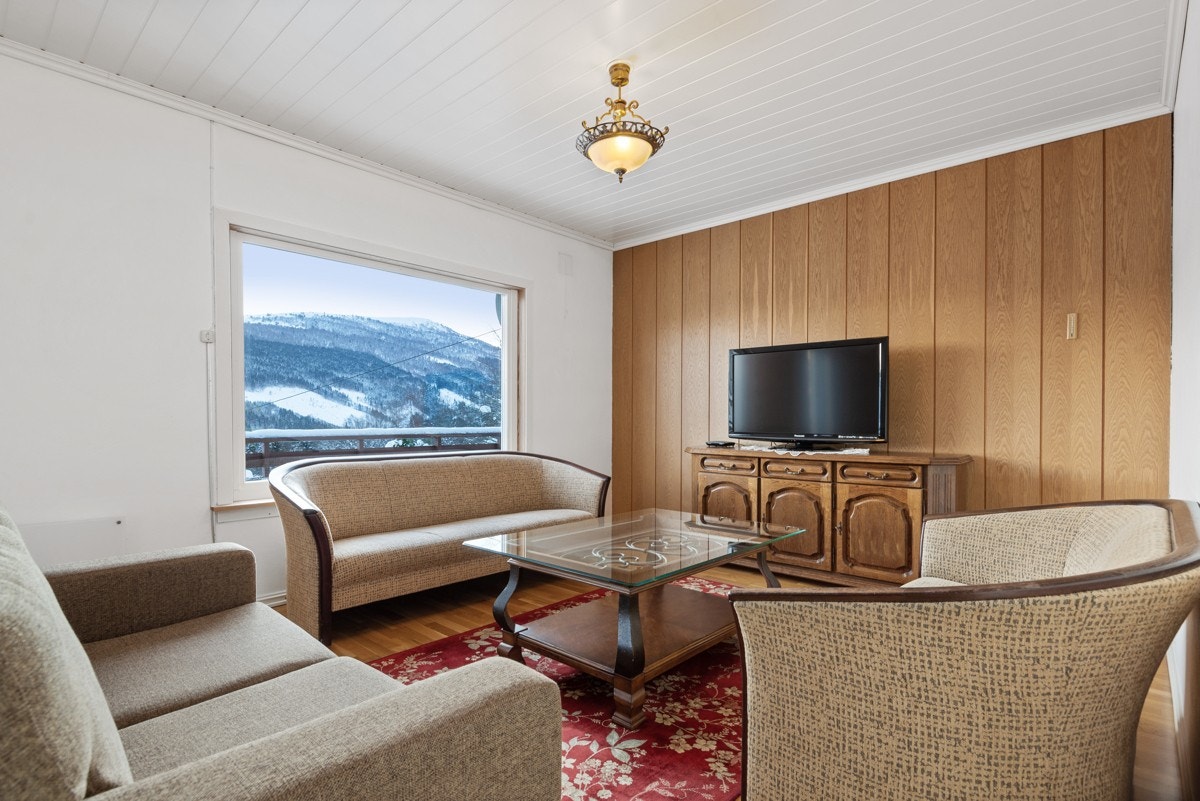 Flere vindusfelt som gir mye naturlig lys Galleribilde