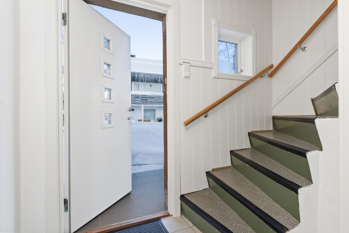 Flislagt entrè med nyere ytterdør Galleribilde