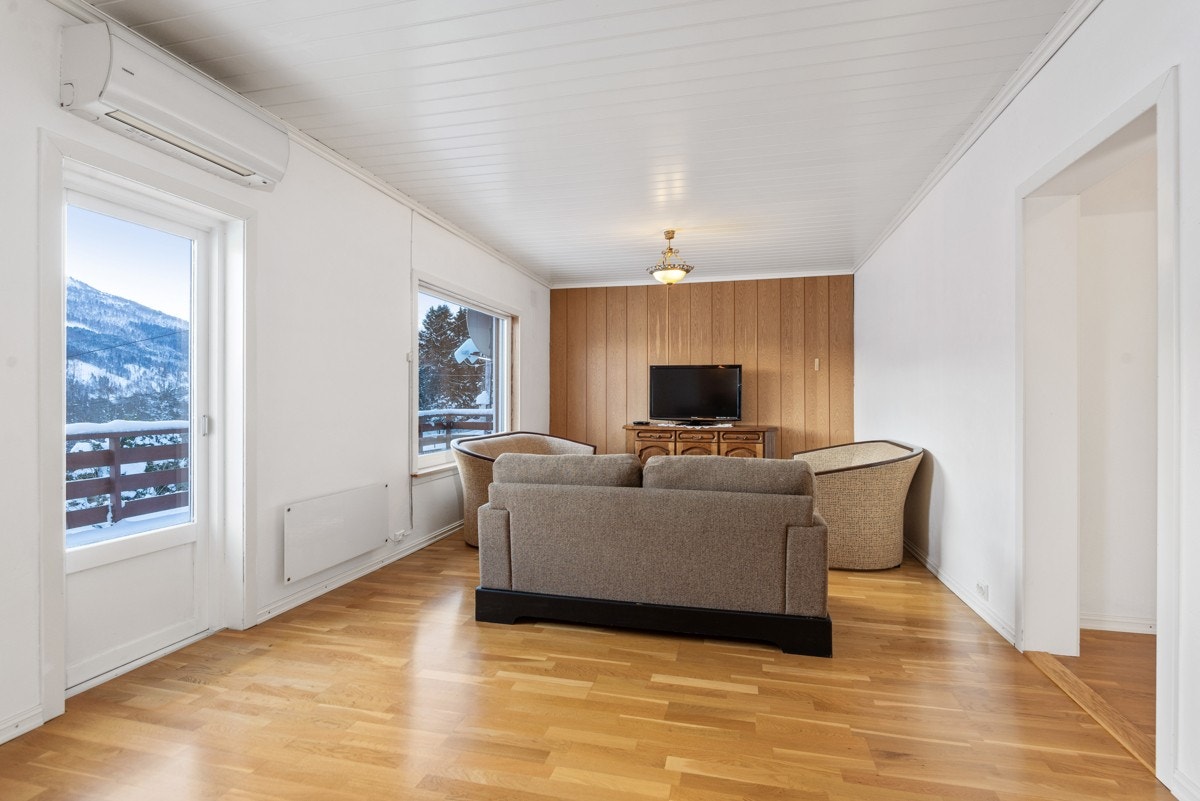 Stuen har 3-stavs parkett, og det er montert varmepumpe fra 2010 Galleribilde