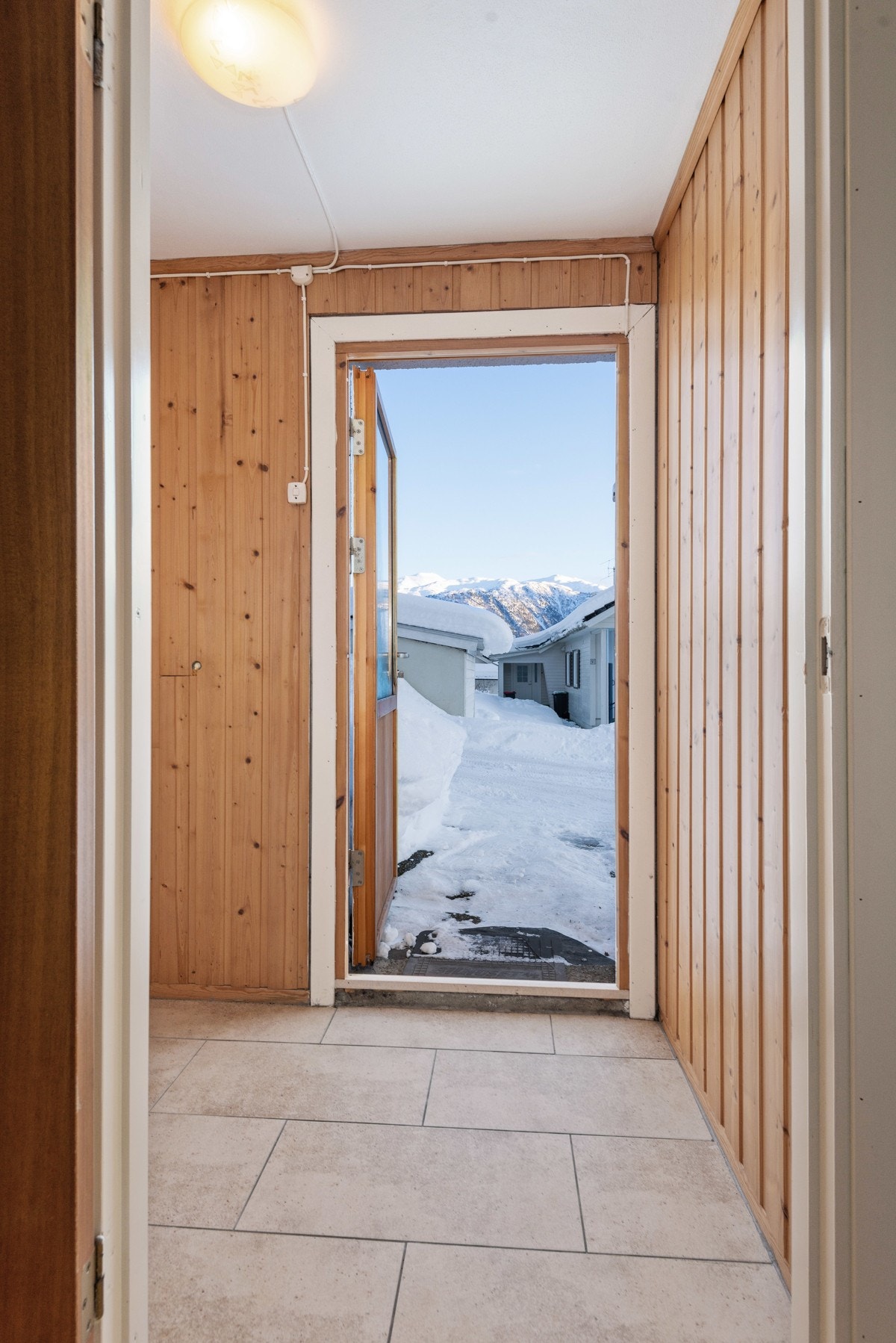 Flislagt entrè i underetasjen Galleribilde