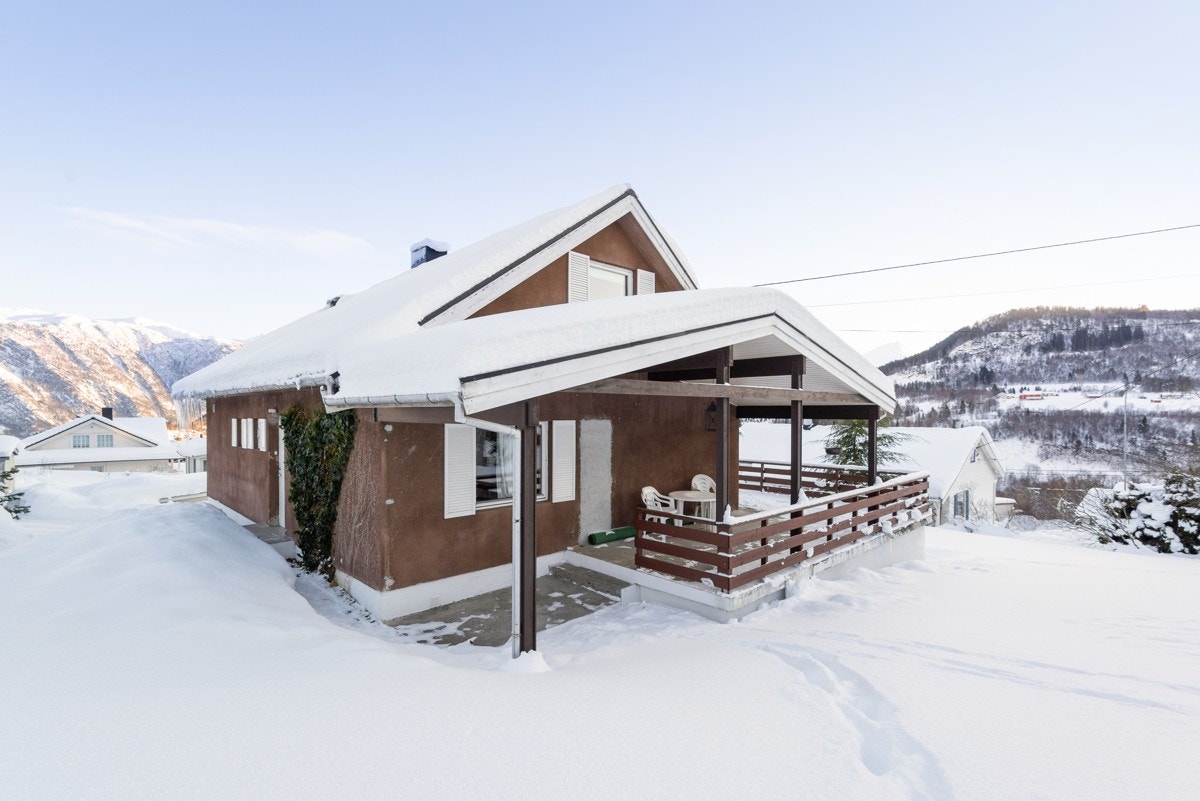 Boligen har hovedinngang på den nordlige siden, og en romslig veranda mot sør og vest Galleribilde