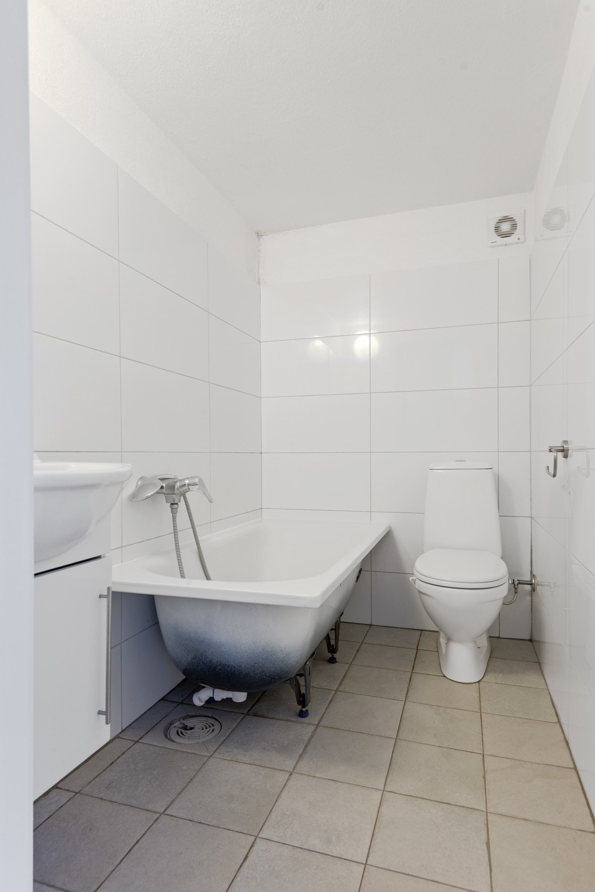 Badet i underetasjen har fliskledd gulvoverflate med gulvvarme, og dels fliskledde vegger Galleribilde