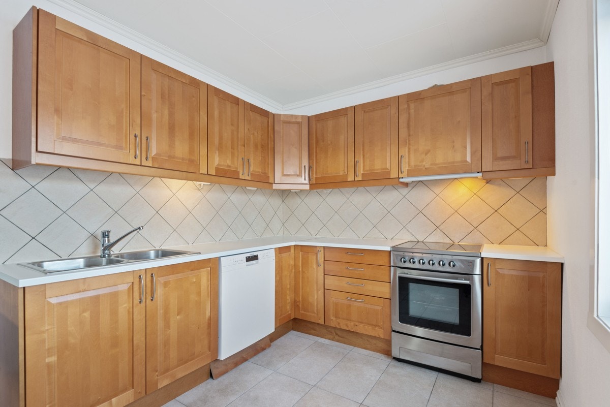 Kjøkkenet ble pusset opp i 2014, og har en flislagt gulvoverflate og dels fliskledde vegger Galleribilde