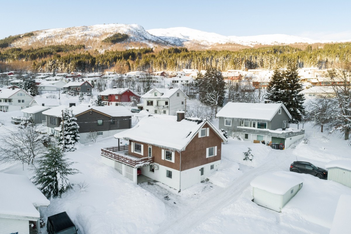 Velkommen til Hevsdalsvegen 97 - En romslig familiebolig med flere oppgraderinger fra 2010 og utover Galleribilde