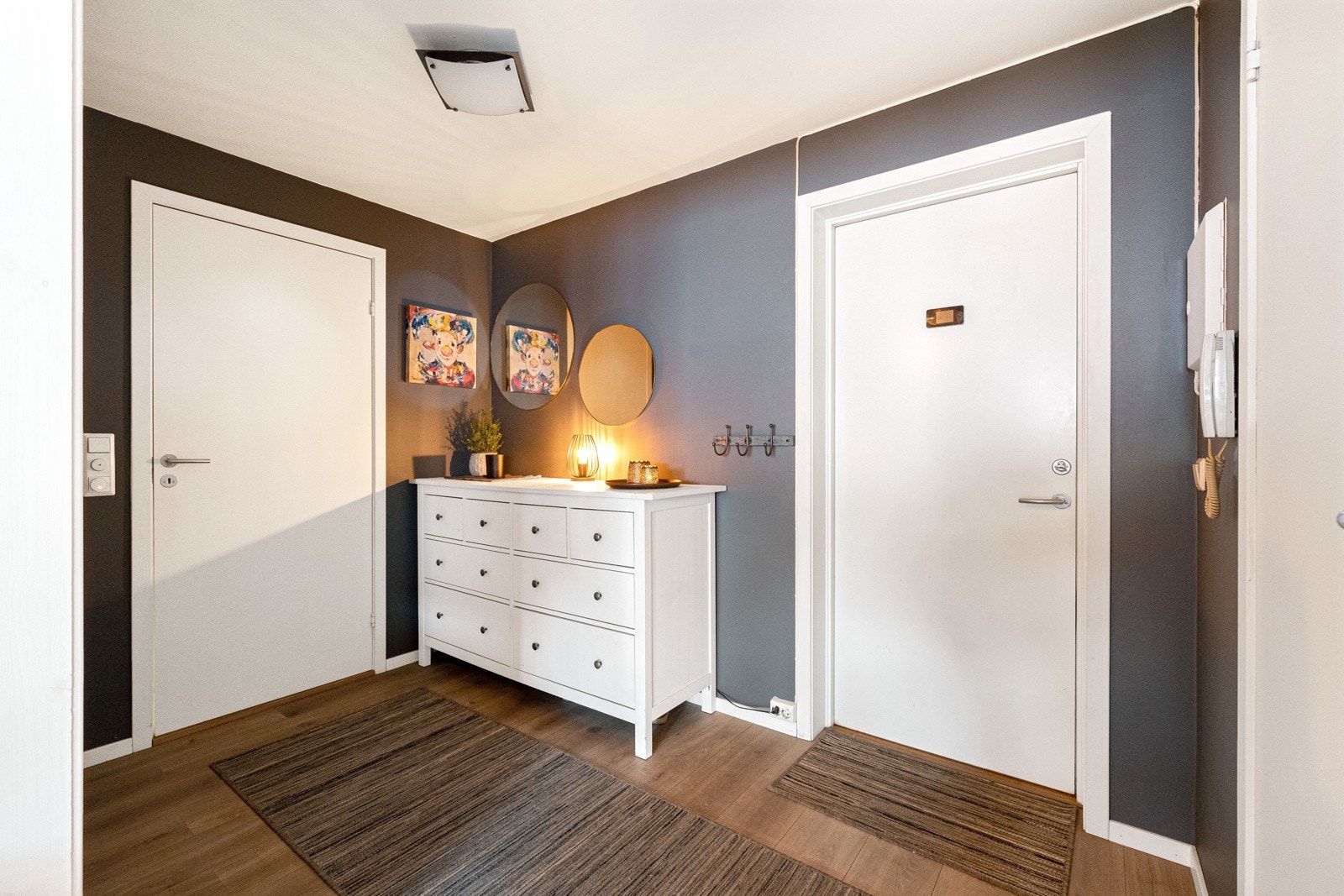 Leiligheten har en hyggelig entre Galleribilde