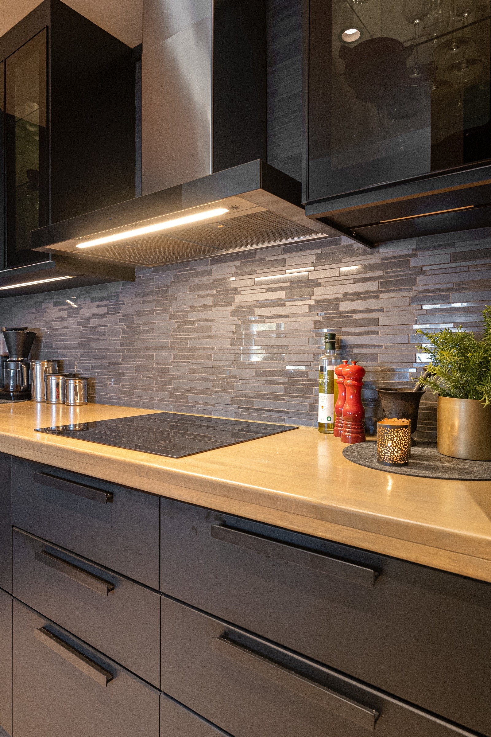 Fliser mellom benk og overskap. Ventilator med kullfilter. Galleribilde