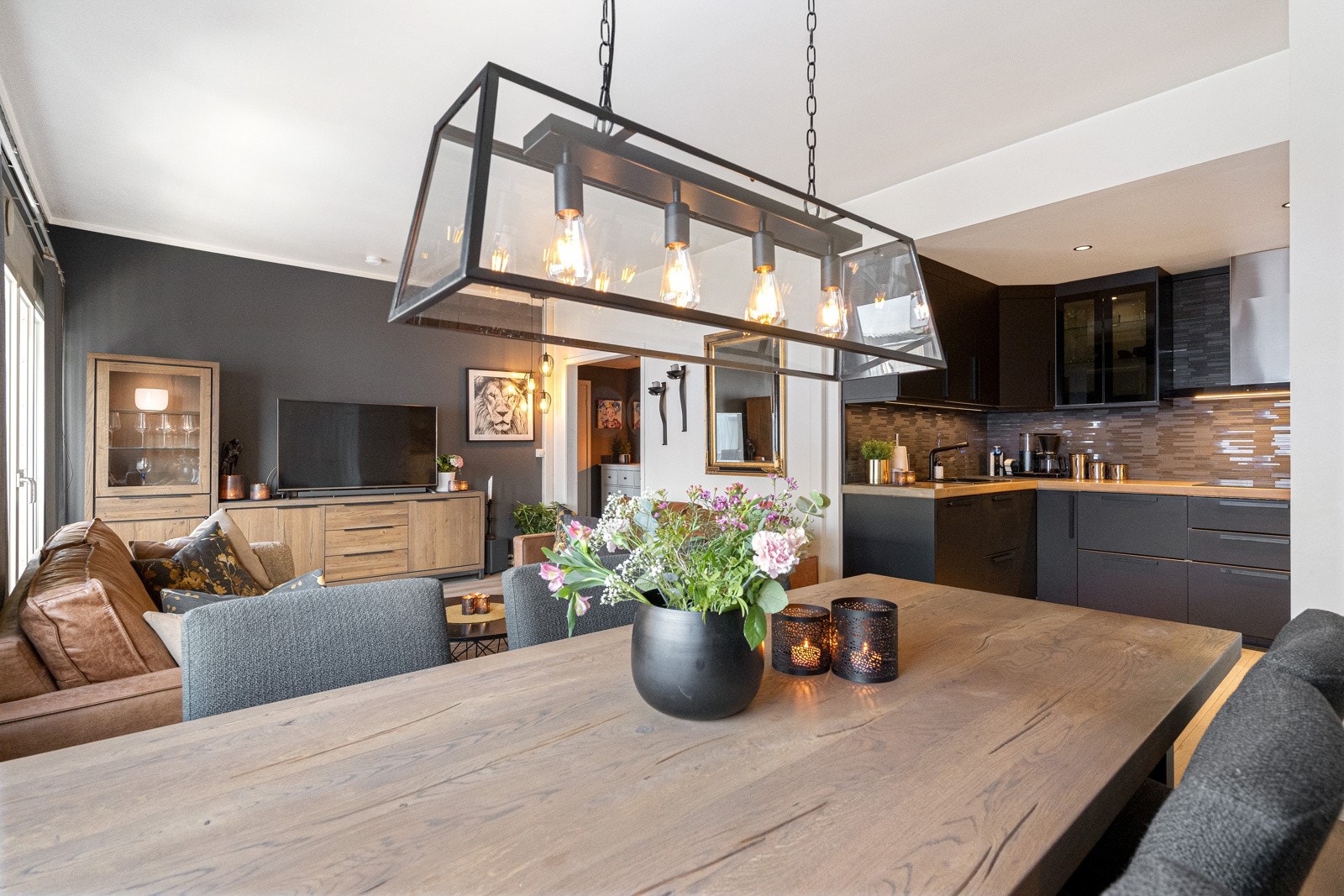 Stuen har plass til spisetue Galleribilde