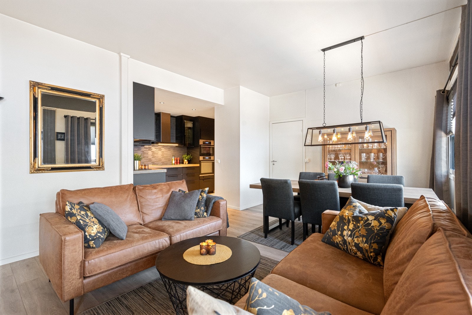 Romslig stue/spisestue med utgang til balkong Galleribilde