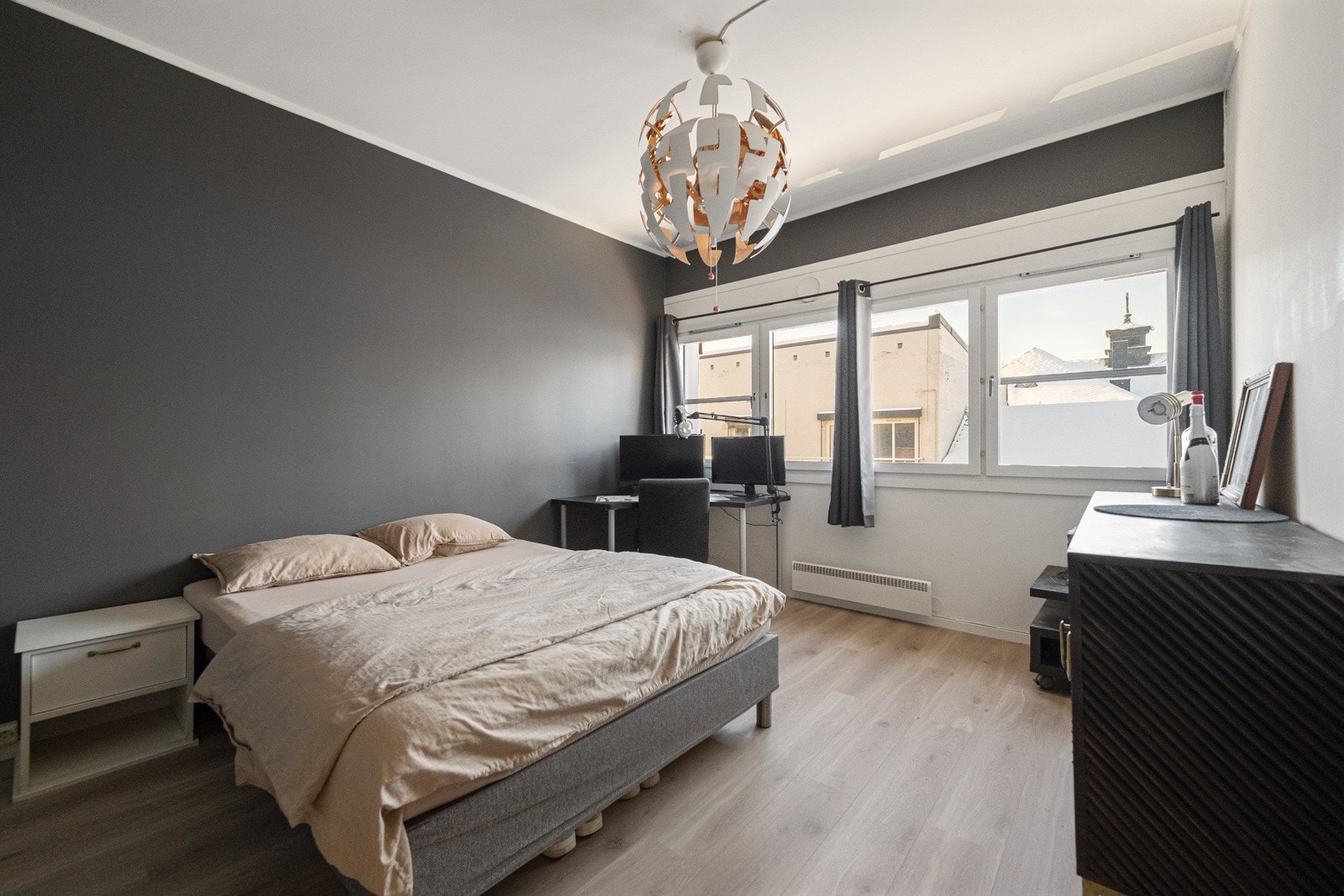 Romslig soverom med fine fargevalg Galleribilde