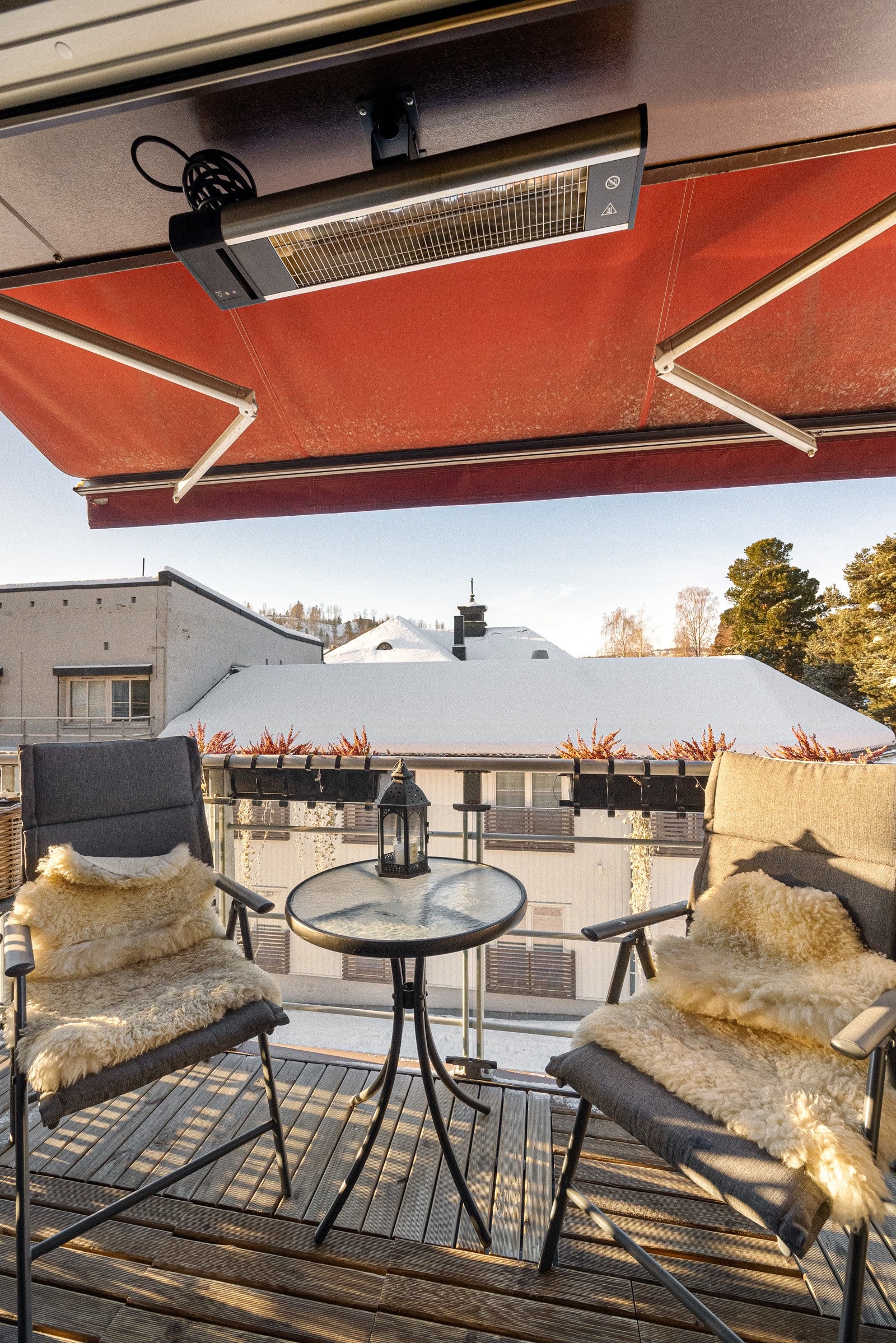 Hyggelig balkong med terrassemarkise og terrassevarmer Galleribilde