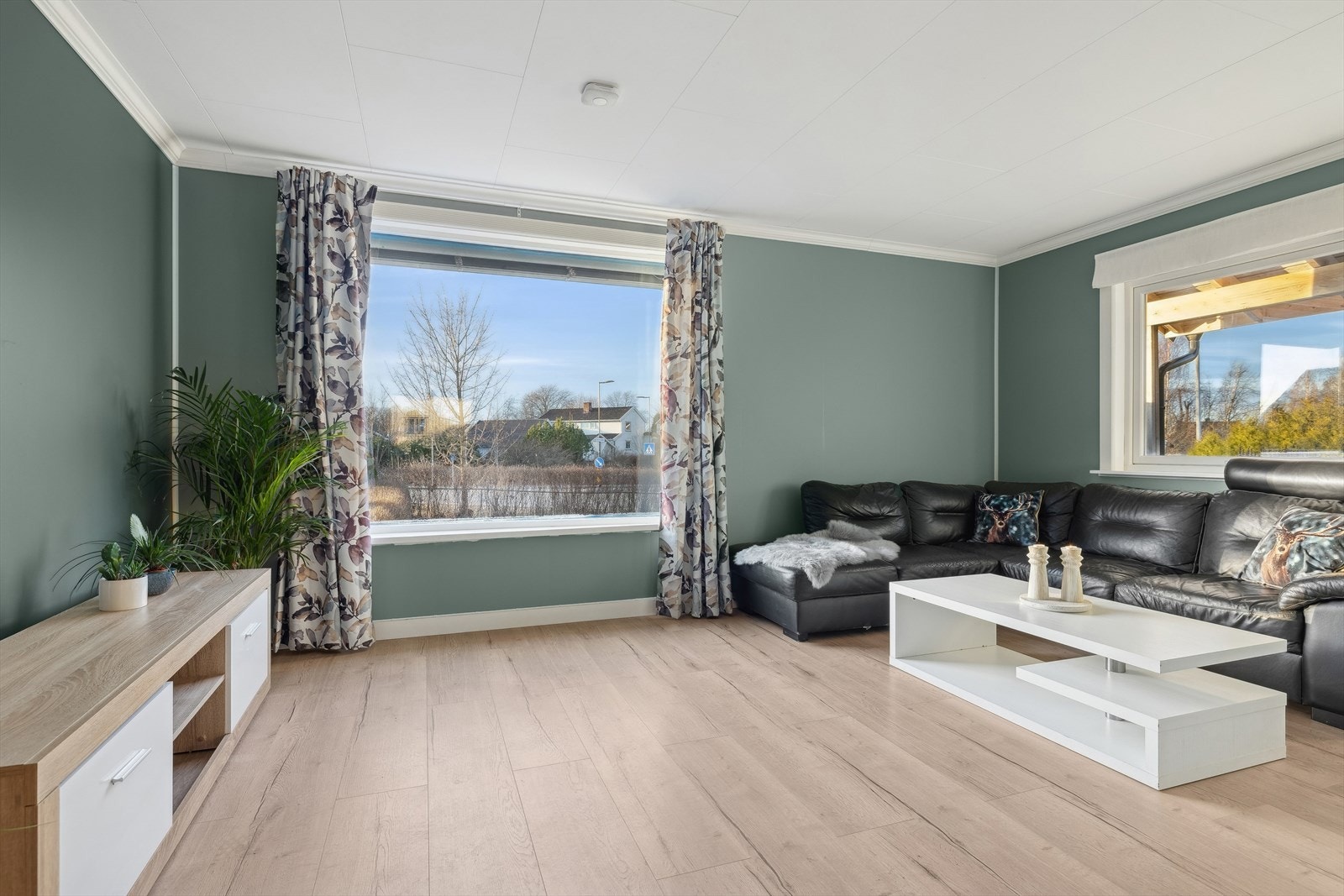 Store glassflater slipper rikelig med lys inn Galleribilde