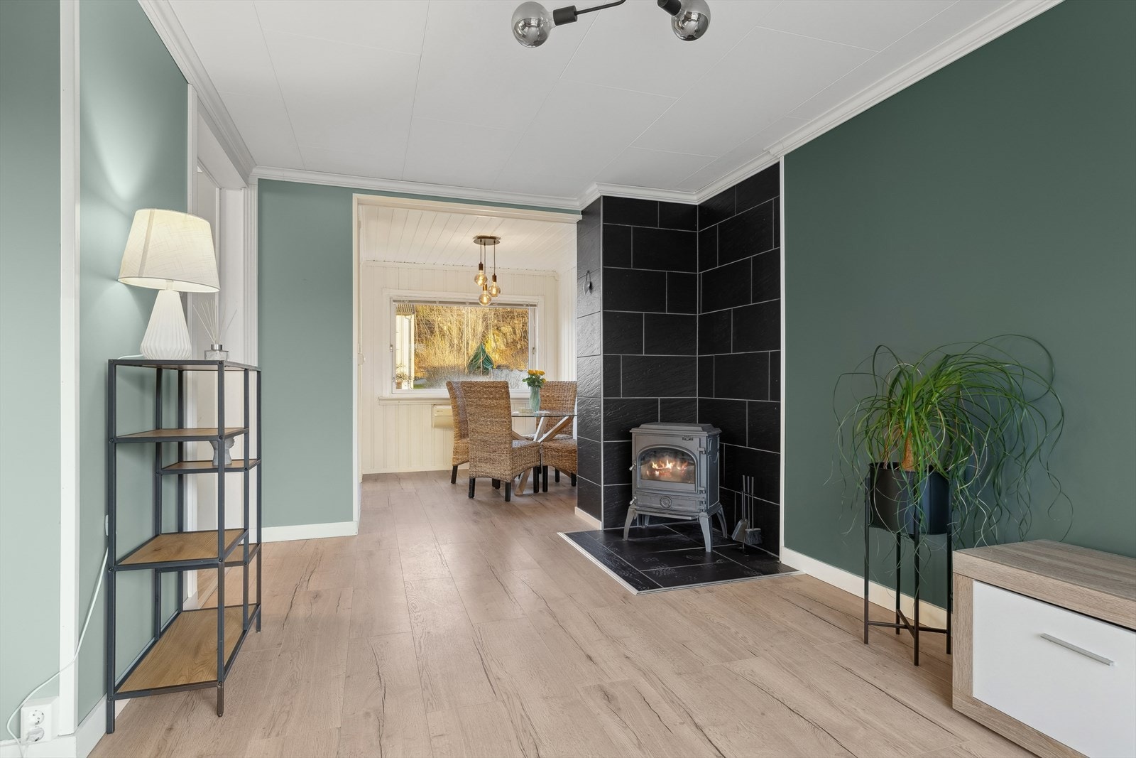 Eier har nylig pusset opp overflater på eiendommen. Rommet er stort, med åpen løsning inn til kjøkkenet. I hjørnet er det en peis som varmer godt. Galleribilde