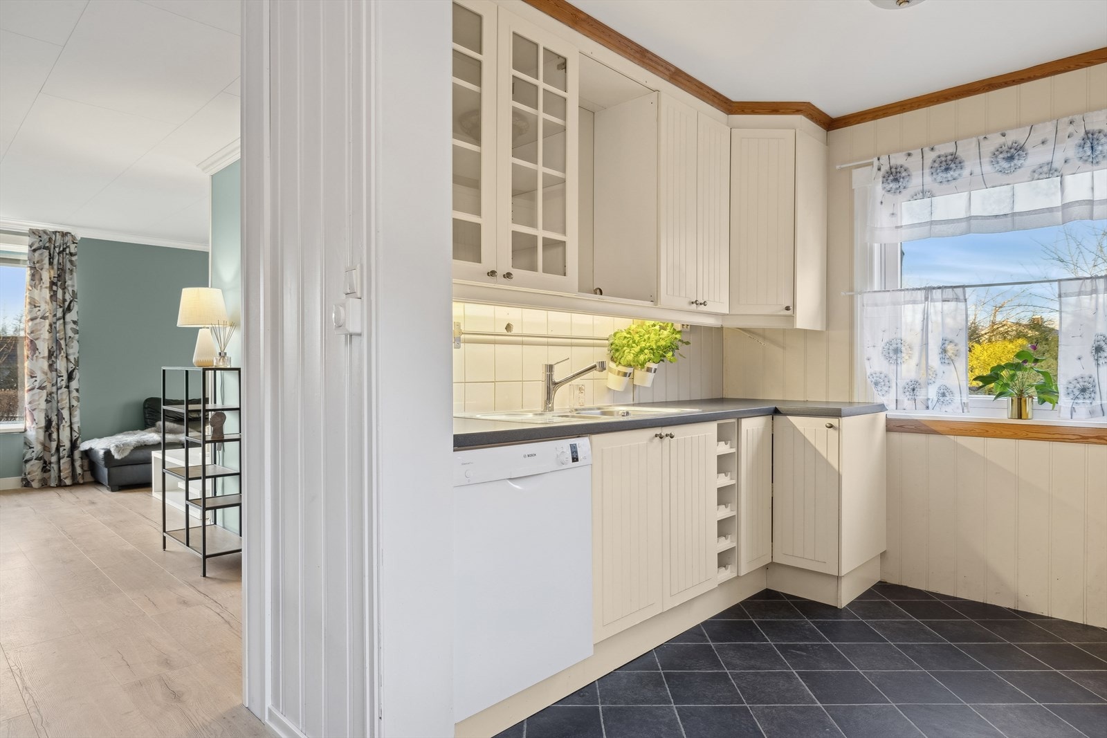 Kjøkkeninnredningen har profilerte skap, med takhøye overskap. Galleribilde