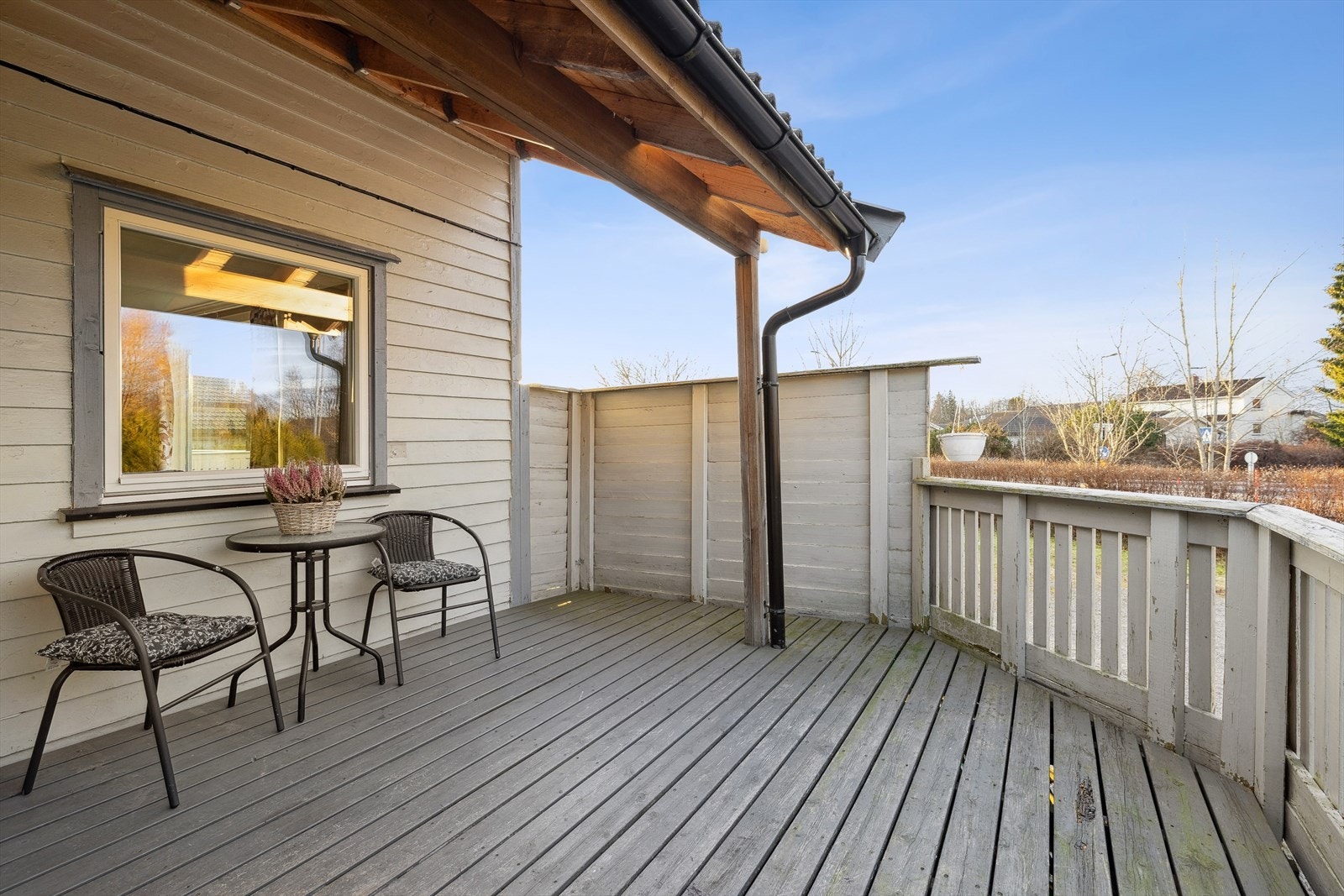 Rundt boligen har du en terrasse. Galleribilde