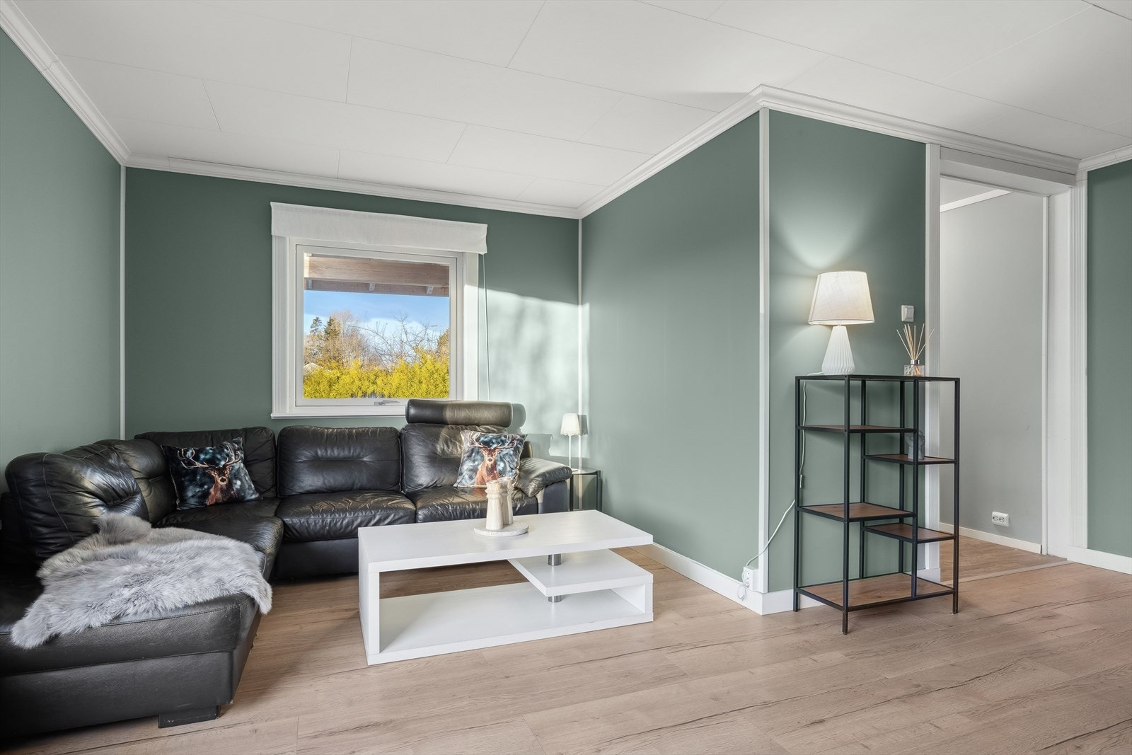 Romslig stue med god plass til sofagruppe og tilhørende møblement. Galleribilde