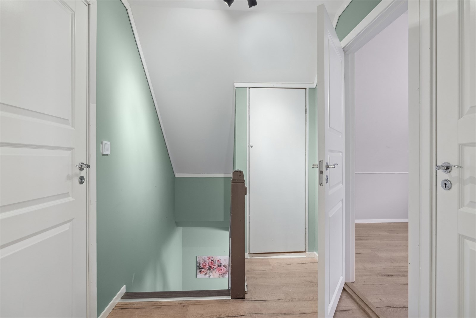 Tar du trappen opp kommer du til boligens tre soverom. Her har du også en bod til praktisk lagring. Galleribilde