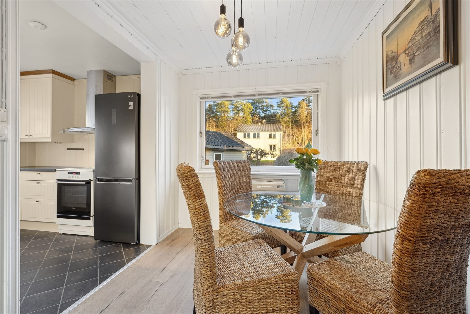 Ved kjøkkenet er det en koselig krok her innredet som spisestue Galleribilde