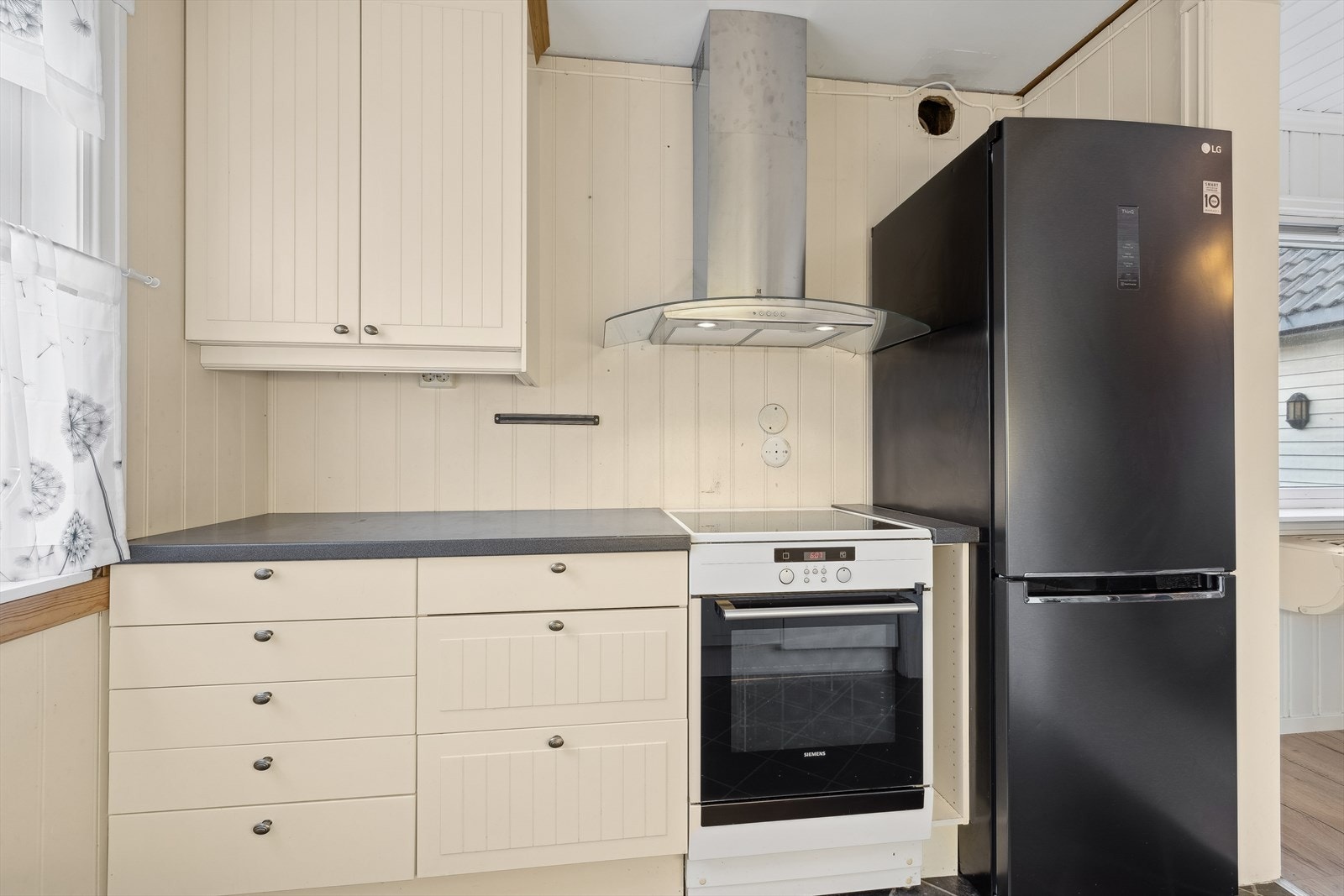 Kjøkkenet har kjøkkenventilator med avtrekk ut. På generelt grunnlag bør ventilator rengjøres jevnlig for å opprettholde sin funksjon. Avtrekksvifte er kontrollert og virker bra ved enkel test. Galleribilde