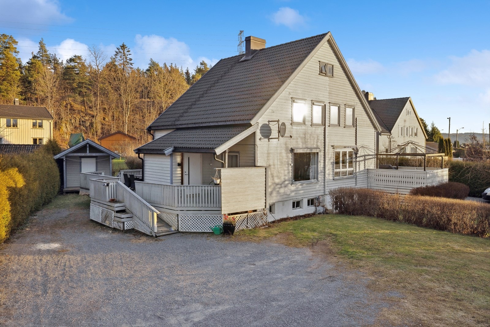 Vertikaldelt tomannsbolig som går over to plan, i tillegg til kjeller. Galleribilde