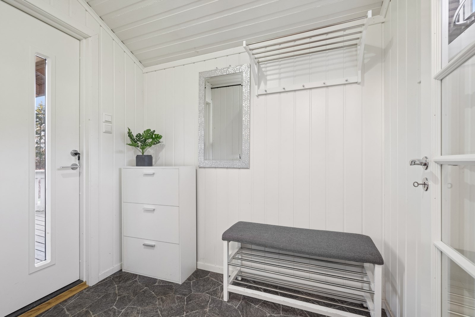 I entréen er det god plass til ytterklær og sko. Galleribilde