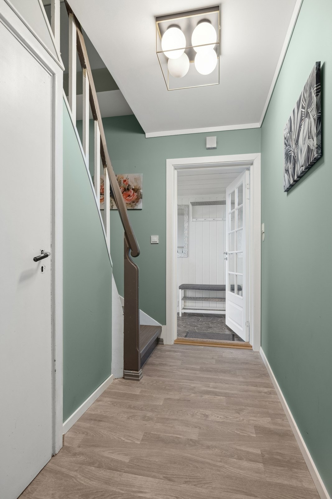 Videre fra entré er det trappegang til 2 etasje og kjeller. Galleribilde