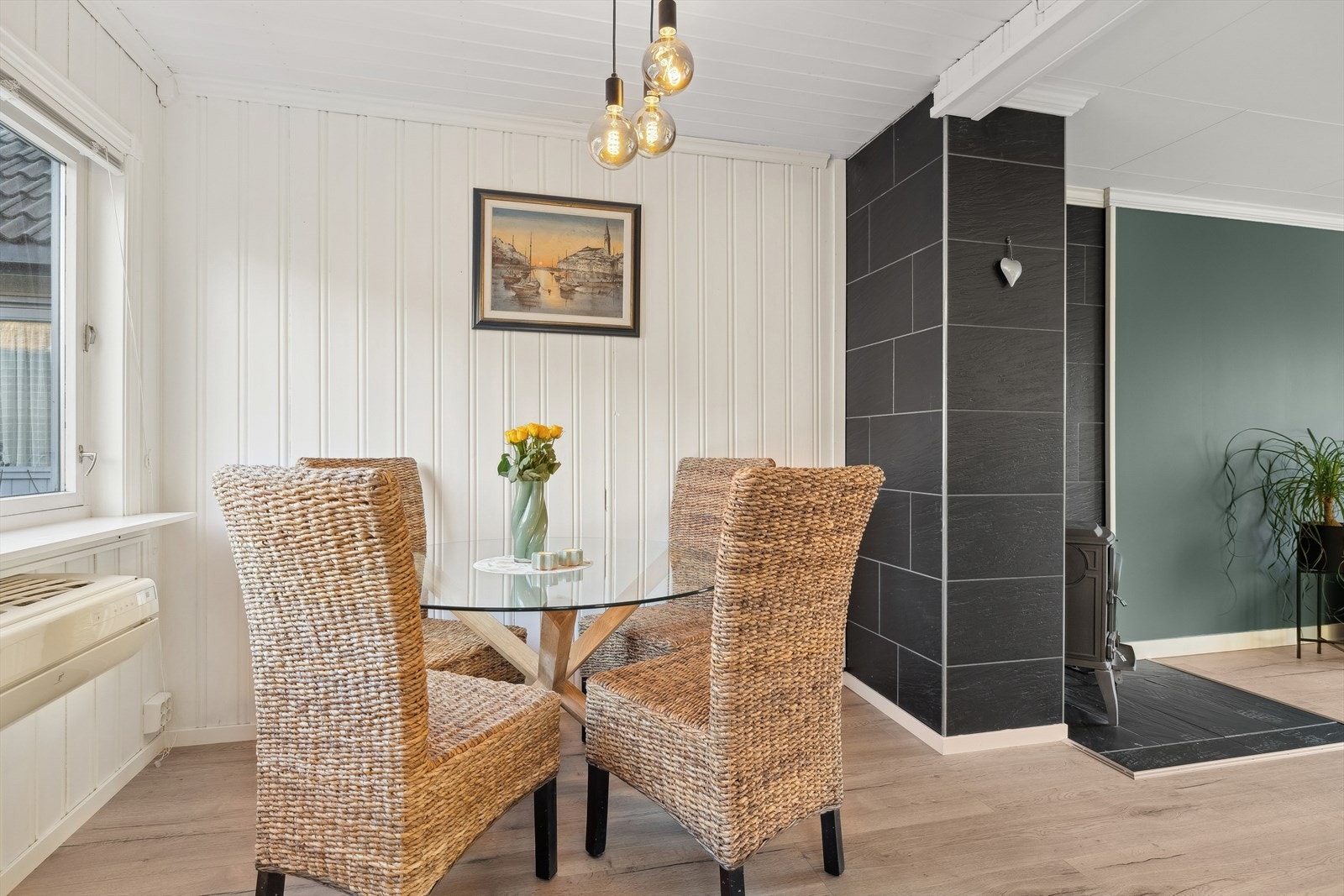 Her har du plass til et lite spisebord med tilhørende stoler Galleribilde