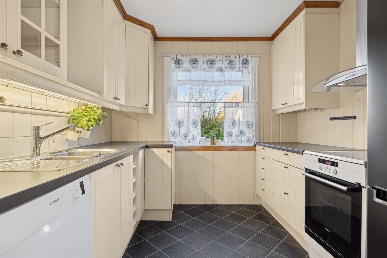 Her har du et godt kjøkken med innredning fra IKEA. Benkeplater er av laminat. Galleribilde