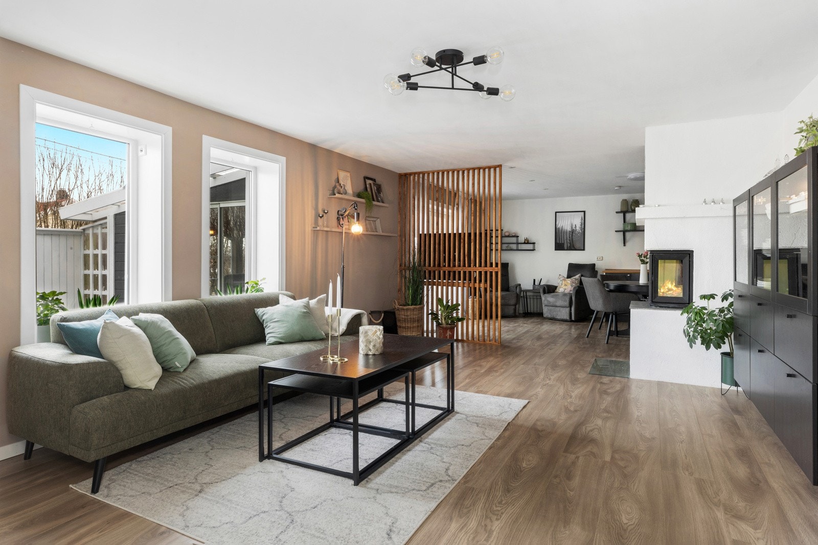 Boligen varmes opp med varmekabel, varmefolie, panelovn, varmepumpe og vedovn. Galleribilde