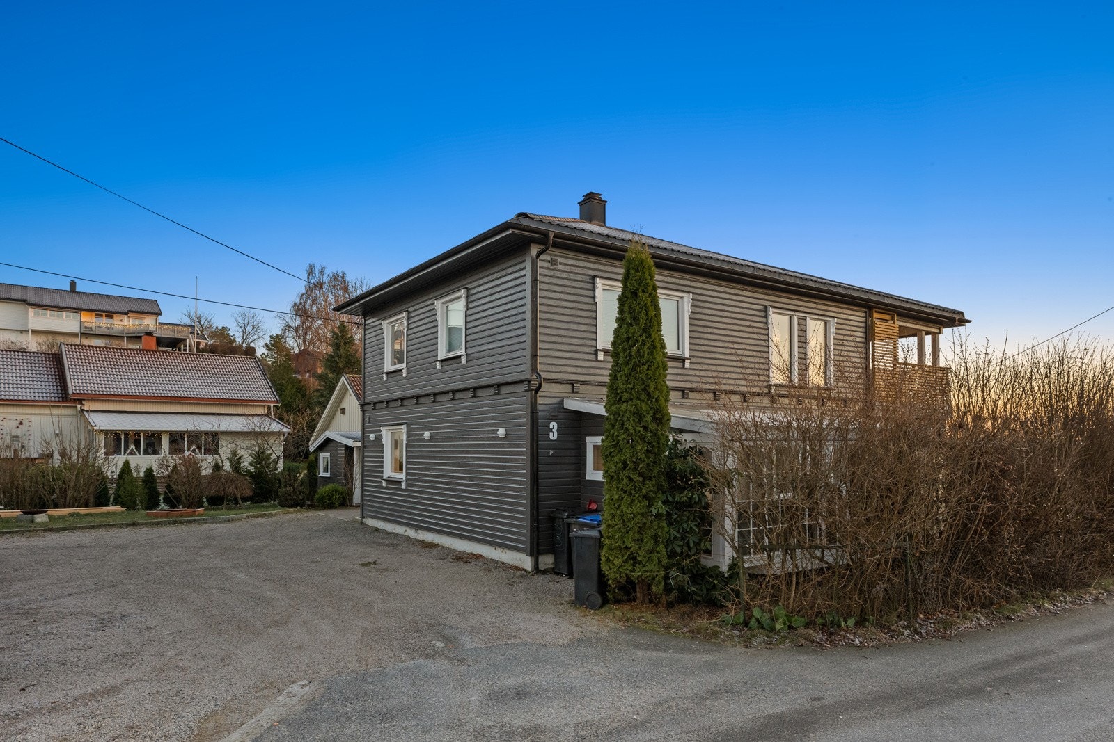 Parkering på en stor og romslig felles gårdsplass. Galleribilde