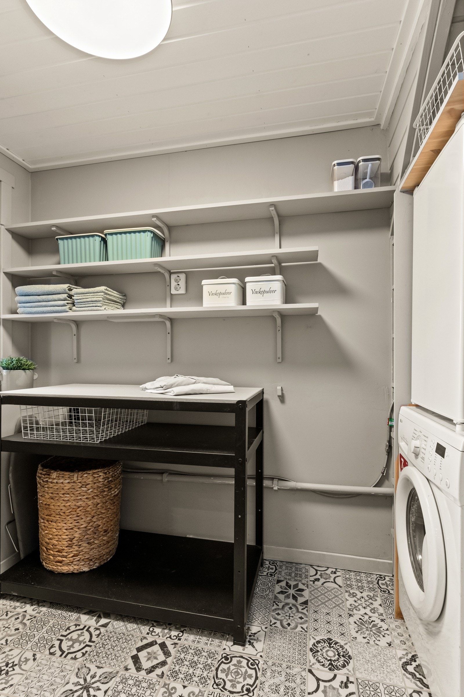 Vaskerom med vinylbelegg på gulvet og gode oppbevaringsmuligheter. Galleribilde