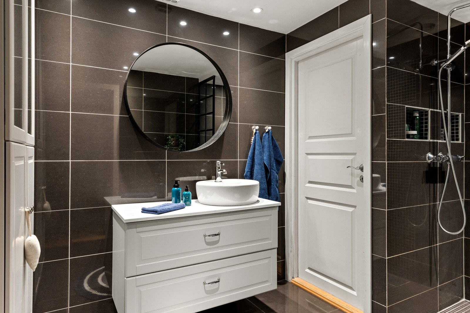 Pent bad med keramiske fliser på vegger og gulv, og varmekabler som sørger for ekstra komfort. Galleribilde