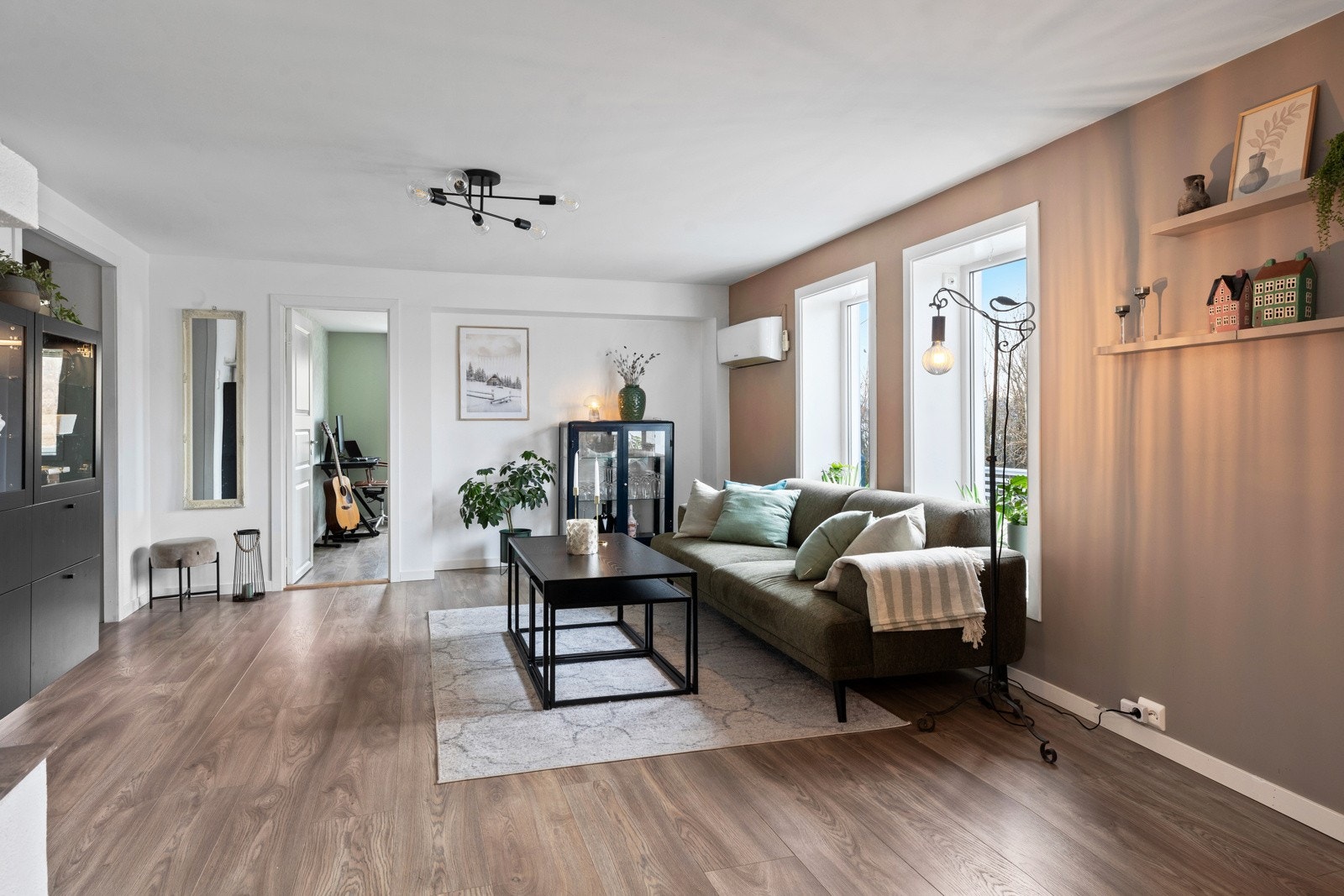 Boligen varmes opp med peis og varmpepumpe. Galleribilde