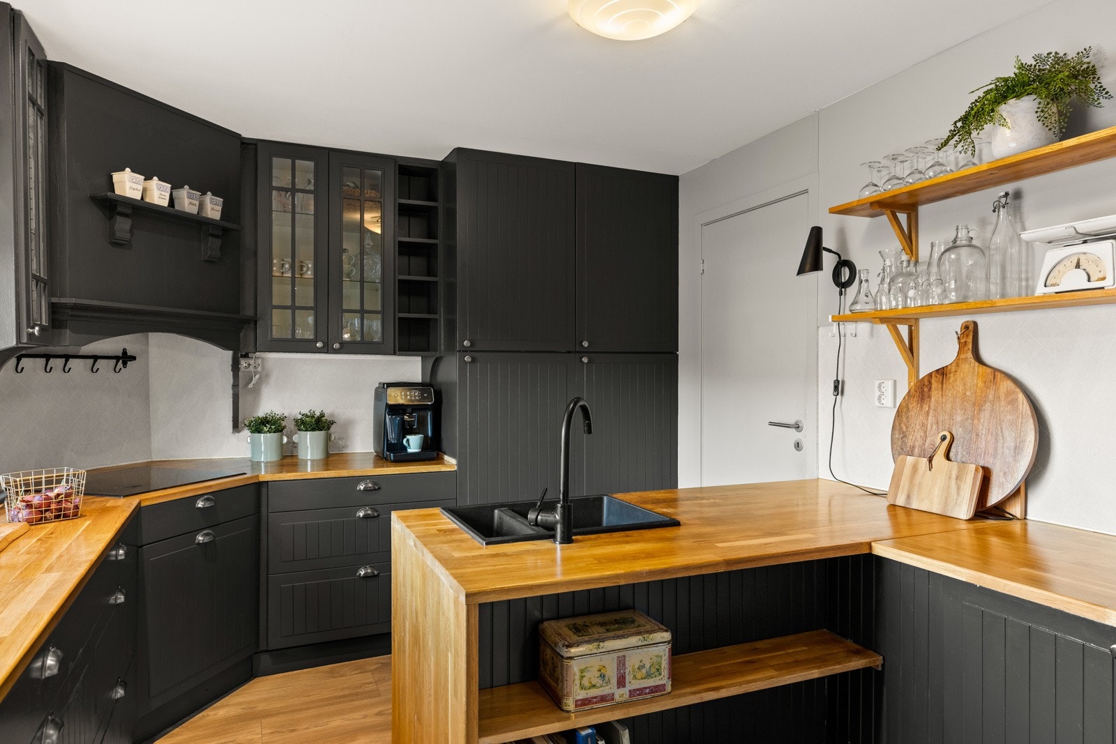 Kjøkkenet har profilerte fronter, heltre benkeplate og en praktisk kjøkkenøy med nedfelt kum - en hyggelig og funksjonell løsning! Galleribilde