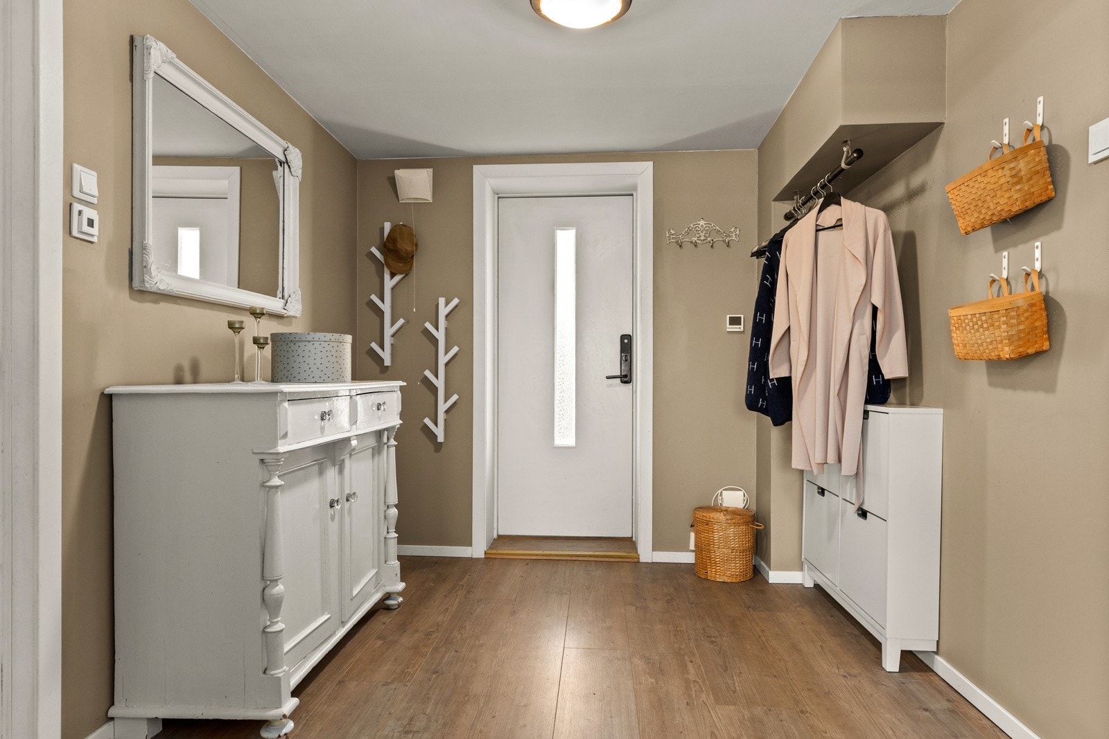 Lys og romslig gang med rikelig plass til garderobeløsninger. Galleribilde