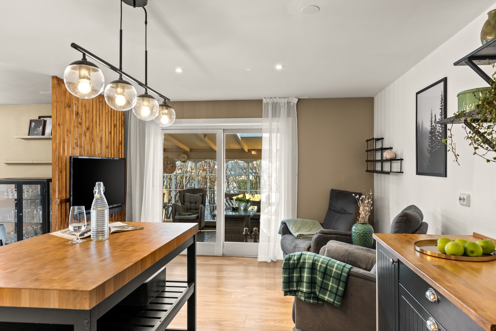 Fra kjøkkenet er det utgang til en innglassert terrasse (ikke byggemeldt). Galleribilde