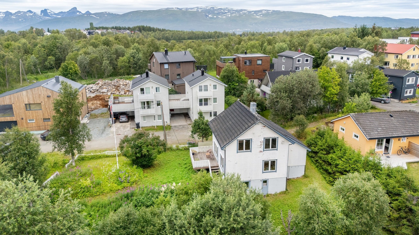 Med sin svært så gunstige plassering, får du både lang solgang, fin utsikt, stor tilbaketrukket tomt og kort vei til flotte turområder både rundt Prestvannet og langs Lysløypa på toppen av Tromsøya. Galleribilde