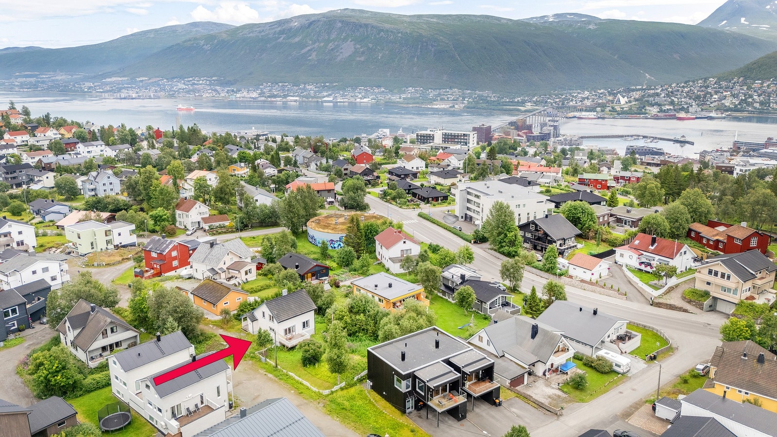 Innholdsrik enebolig med en svært attraktiv beliggenhet, godt tilbaketrukket fra all trafikk. Galleribilde