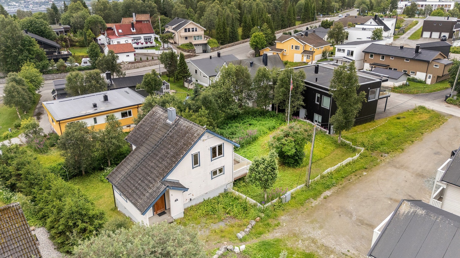 Tomten er stor og opparbeidet med plen og noe beplantninger. Mulighetene for å utnytte hagen er mange. Galleribilde