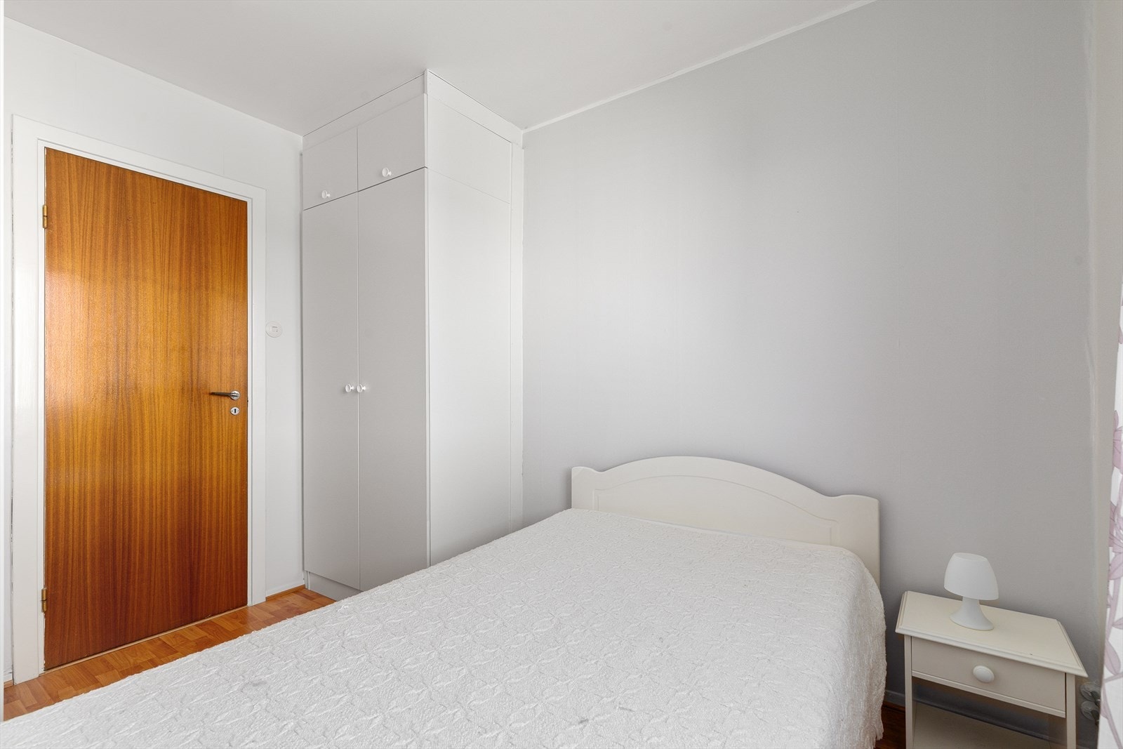 Her er det samme garderobeløsning med innebygget skap Galleribilde