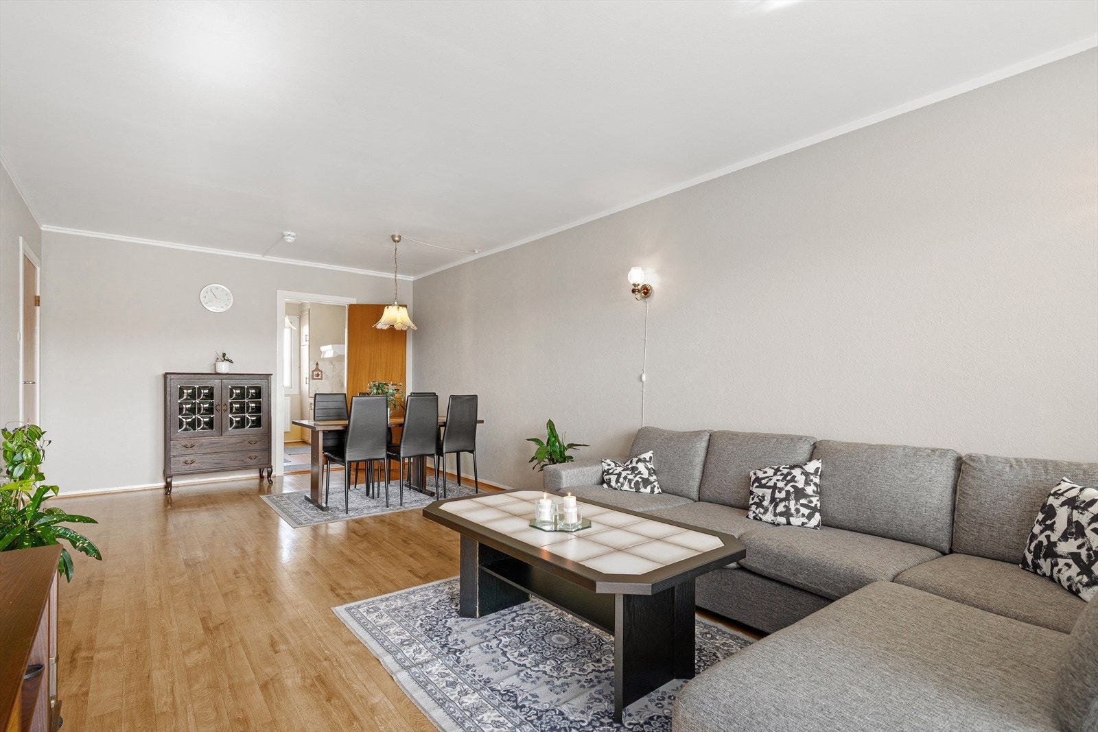 Gangen leder deg inn til en romslig stue med god plass for både sofakrok og spisebord Galleribilde