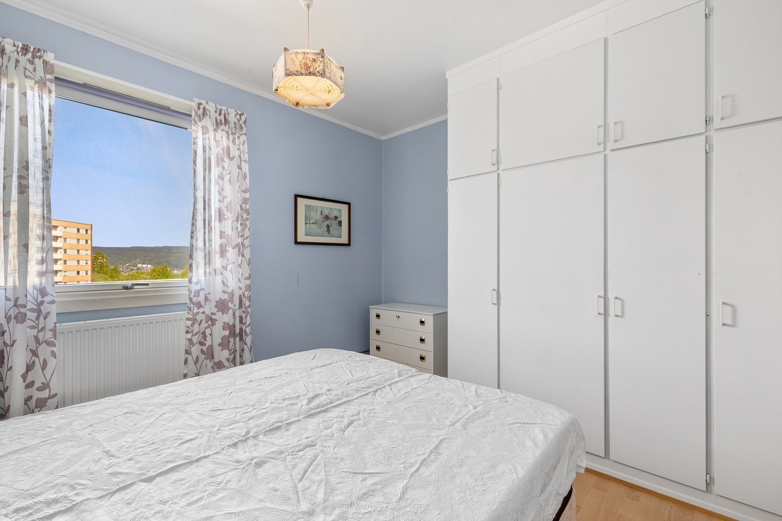 Her er det også praktisk garderobeløsning med innebygde skap Galleribilde