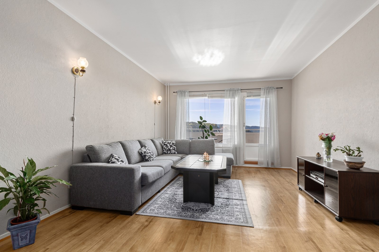 Stuen har god plass for sofakrok og tilhørende møblement Galleribilde