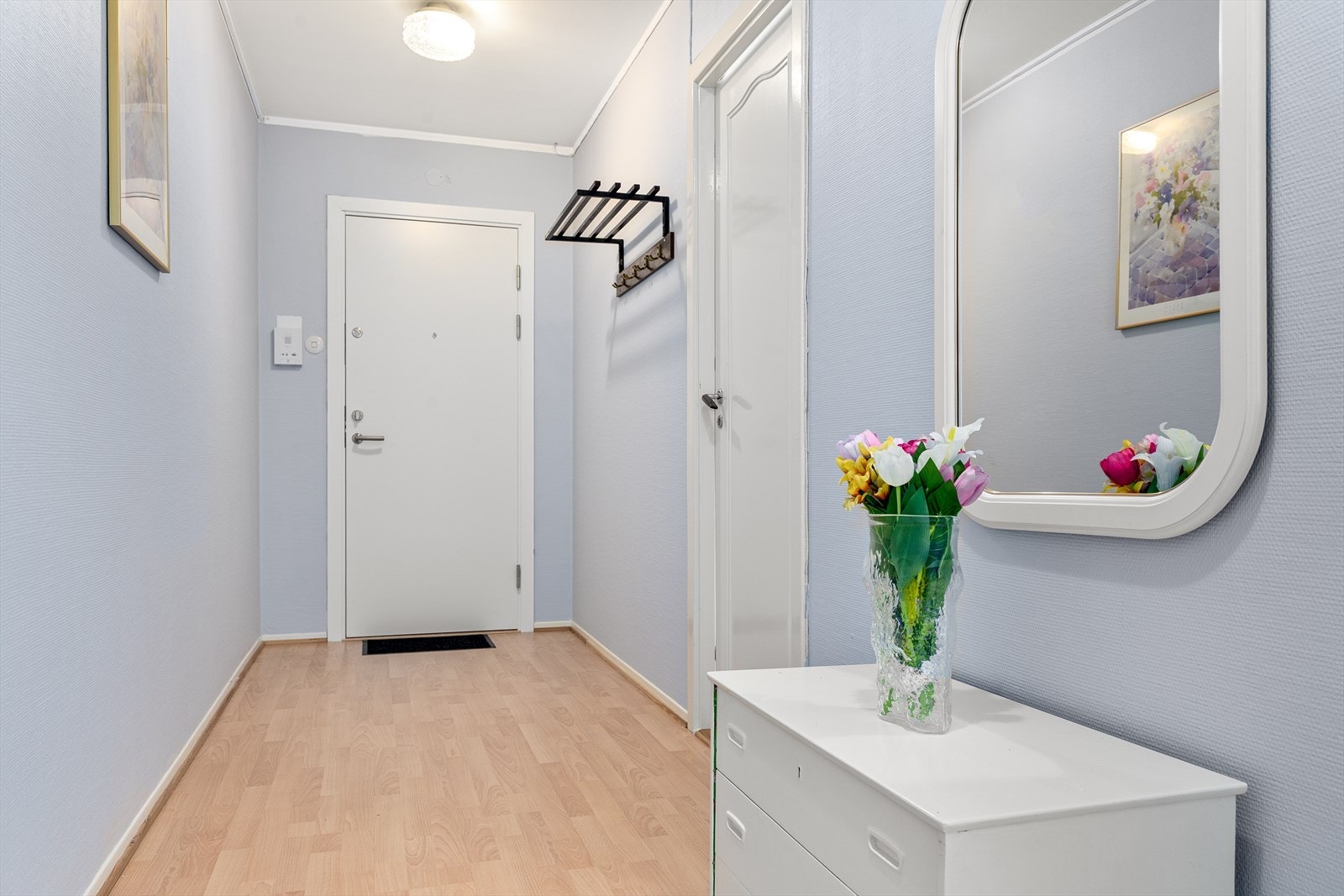 Romslig entré/gang med plass til å henge fra seg Galleribilde