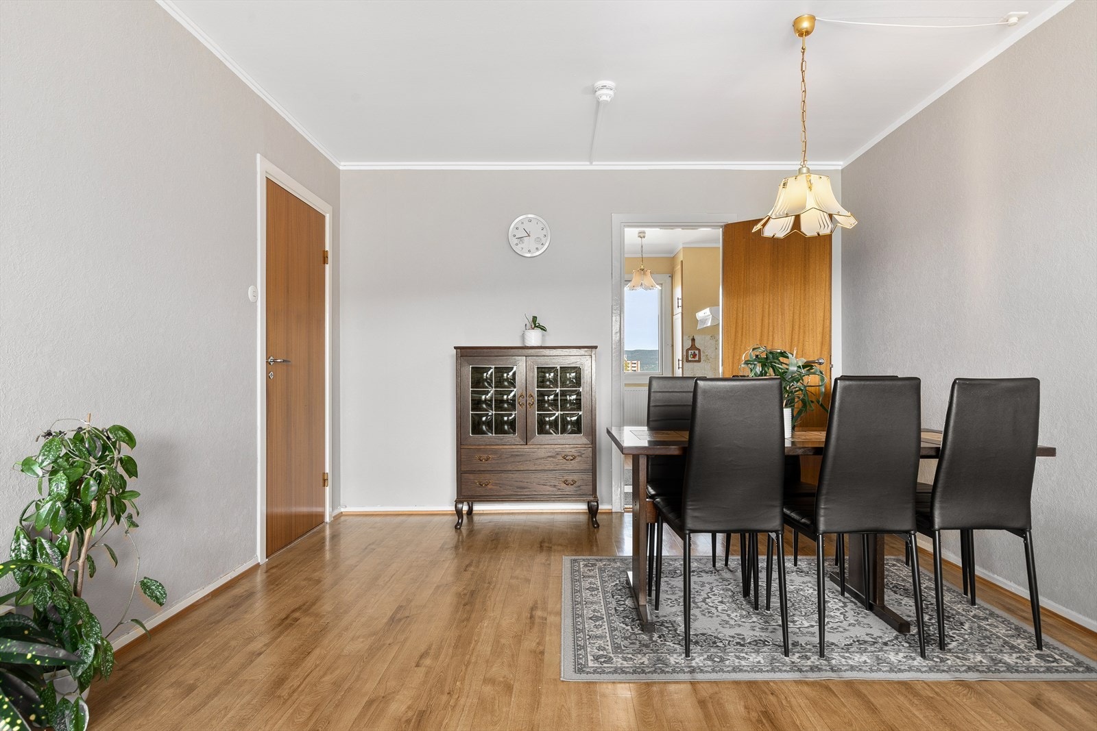 Spisestuen er praktisk lagt ved kjøkkenet, slik at det er lett å underholde mens man har gjester Galleribilde