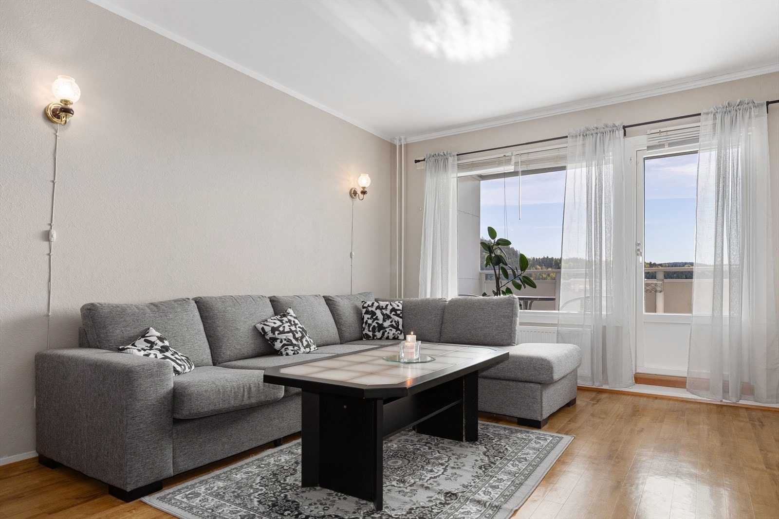 Her er det utgang til en overbygget balkong på 8 kvm Galleribilde