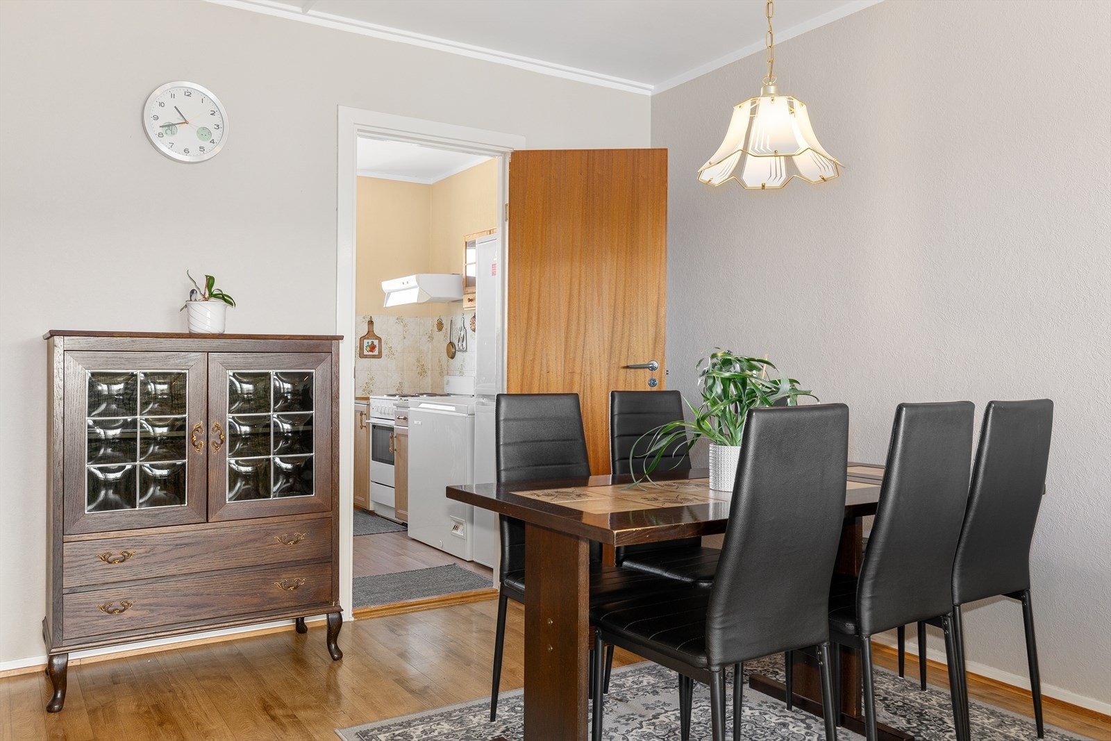 Spisestuen har en naturlig plassering i tilknytning til kjøkkenet Galleribilde